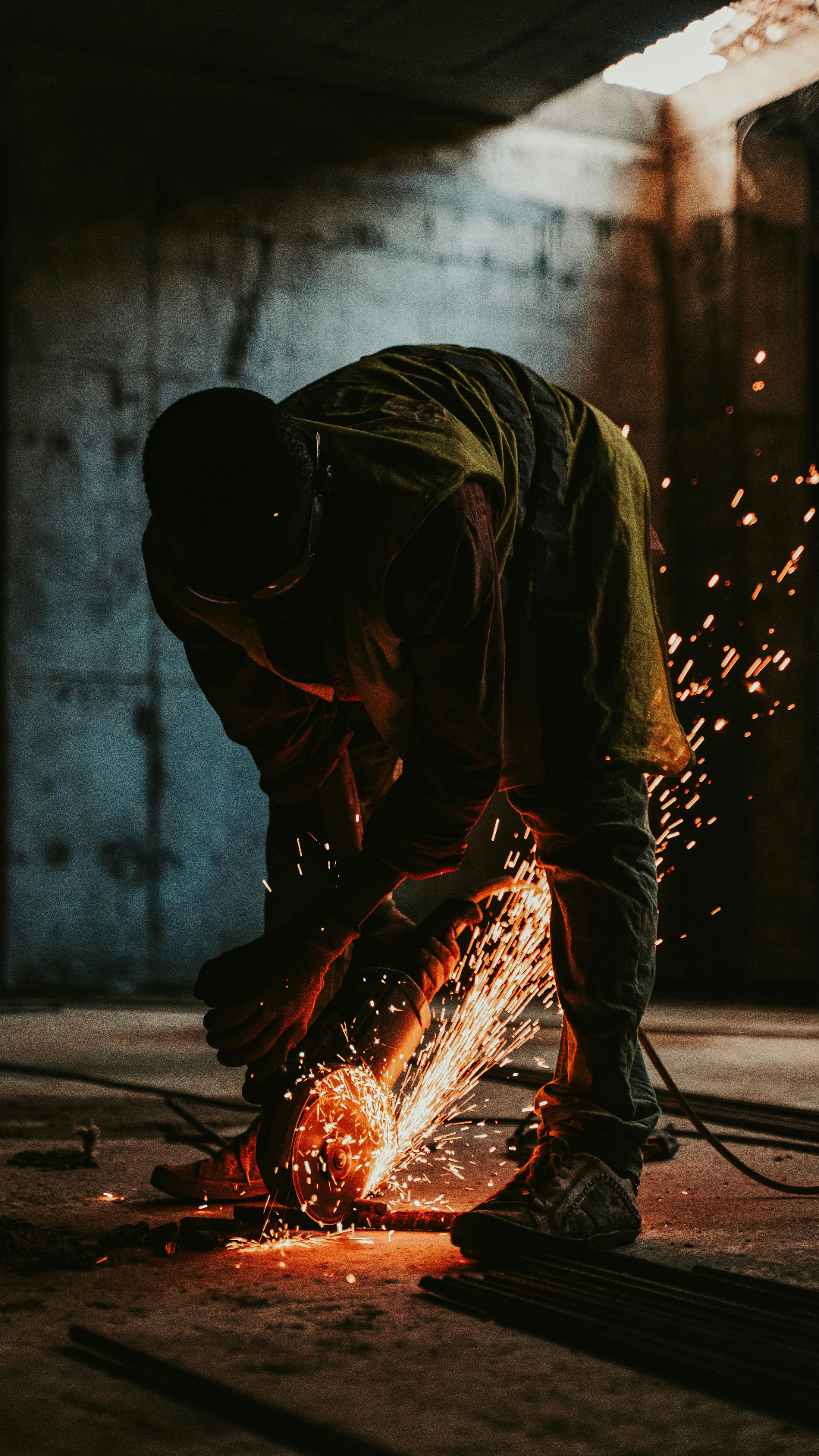 Profesional trabajando con esmeriladora